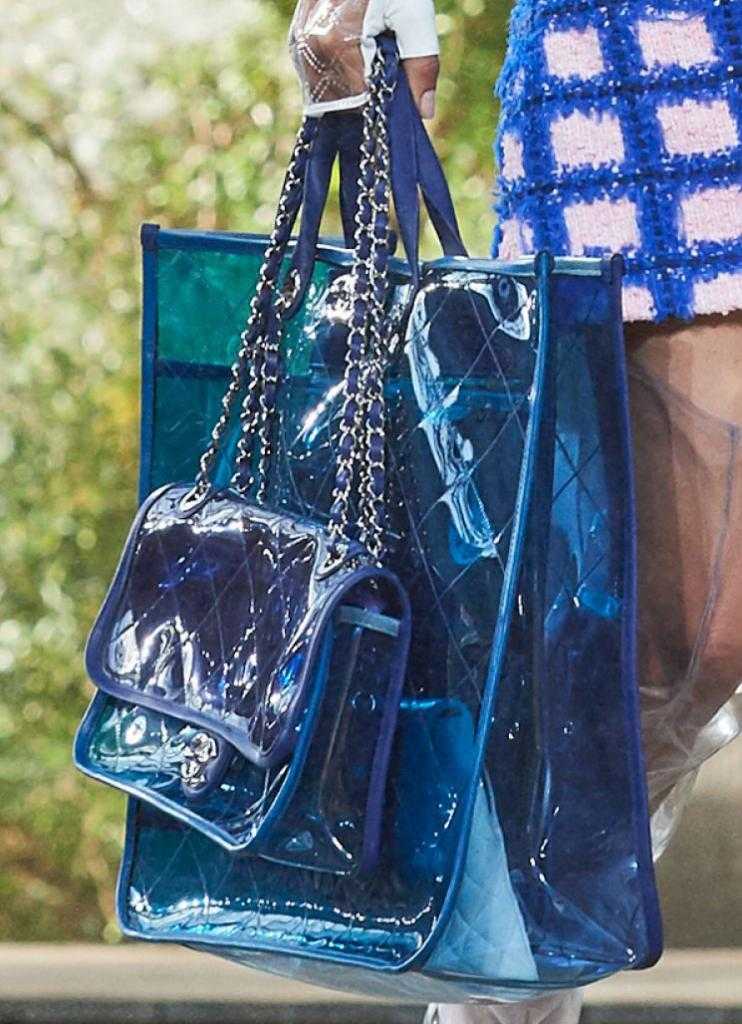 Вариант прозрачной сумки от Chanel.