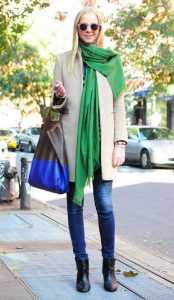 Зеленый шарф: с чем носить и с какими цветами сочетать