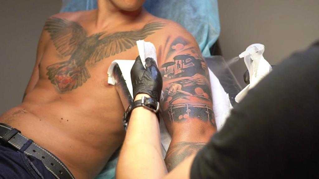 процесс татуирования