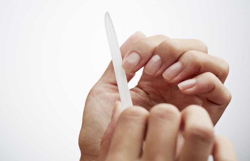 обработка ногтей пилкой