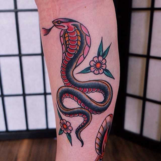татуировка кобра на спине значение