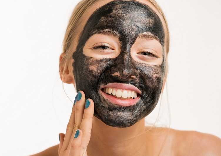 как наносить черную маску на лицо